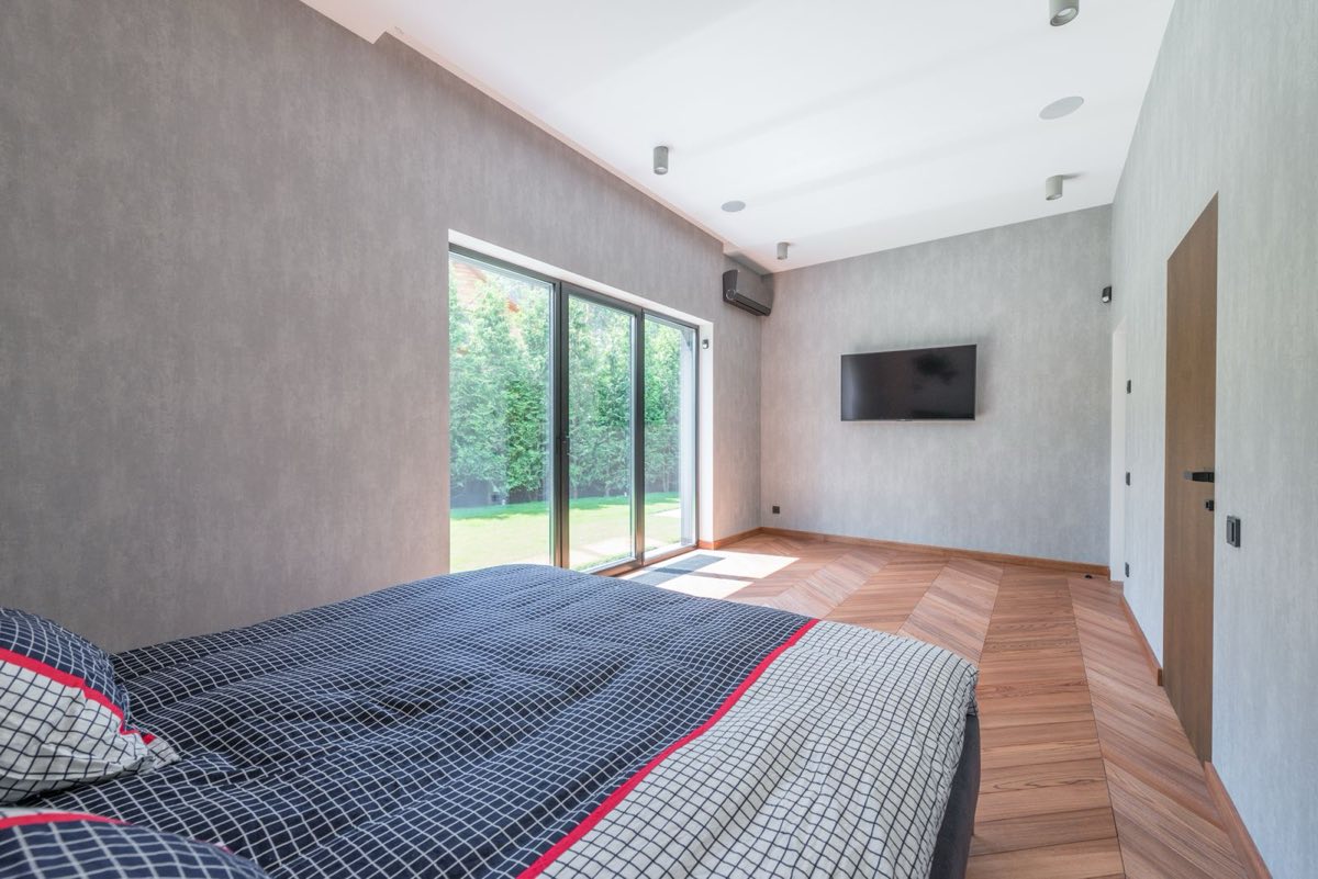 Quarto com porta de correr de vidro e alumínio instalada